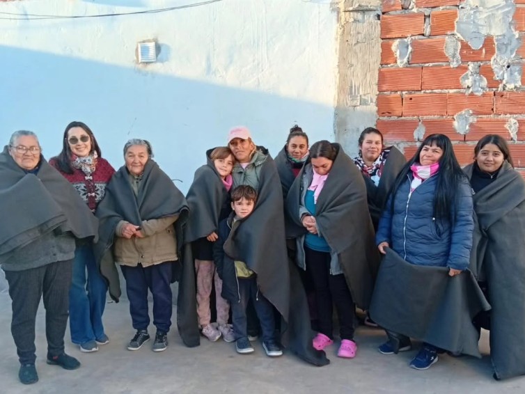 Ayuda para los más necesitados: Entraron mantas que llegaron desde Desarrollo