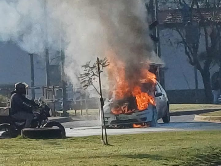 Se incendió un auto en plena Circunvalación