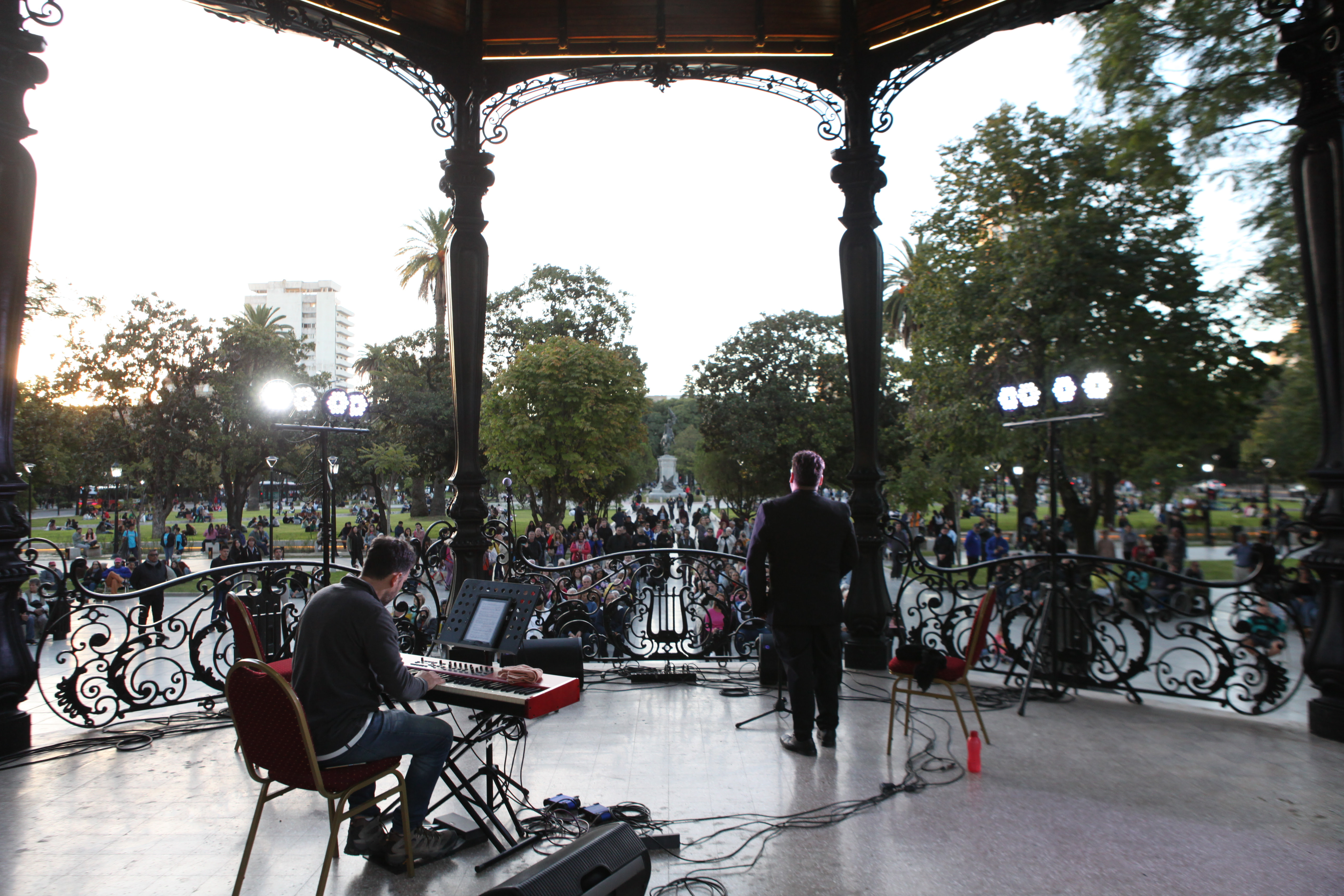 Este sábado, habrá rock, jazz y ballet italiano en las renovadas plazas del centro platense