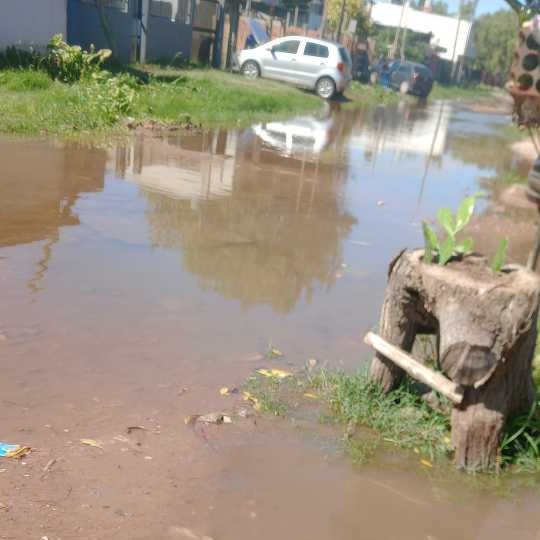 El drama de vecinos por calles que se inundan a la espera de obras públicas