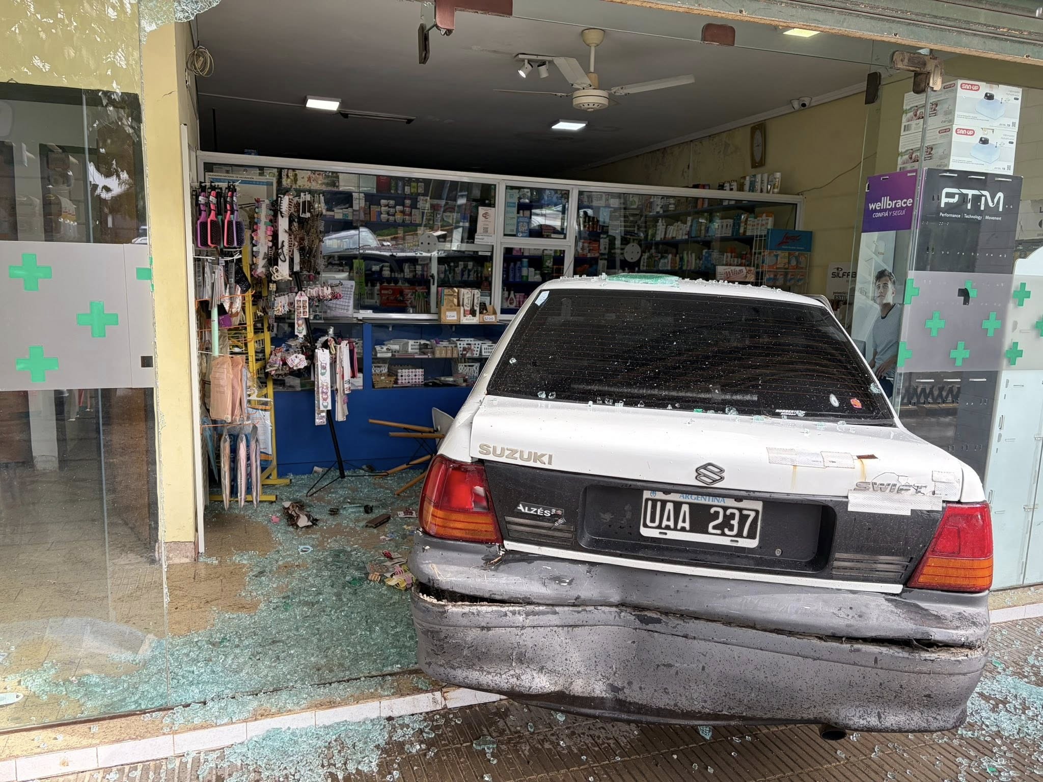 Un auto se metió adentro de la Farmacia Belardinelli en Aeropuerto