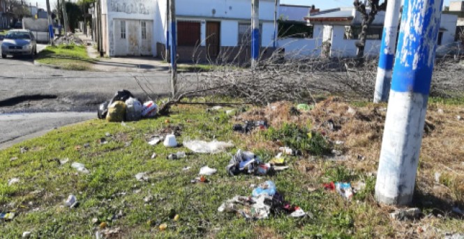 116 y 82: La mugre que allí se junta hizo explotar a una vecina de bronca