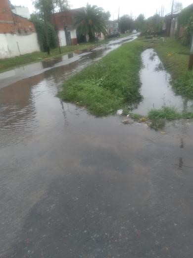Retiro de zanja complicó la calle 20 de 85 a 90 que lucio semi tapada de agua durante las lluvias