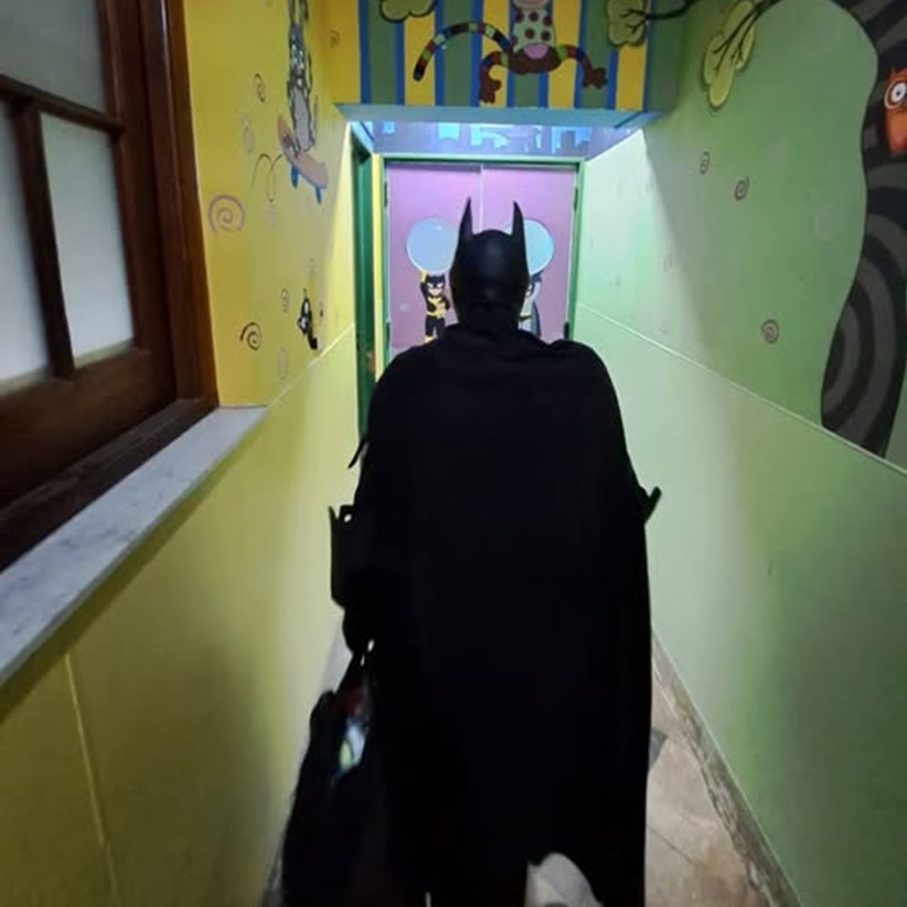 Batman cerró el año visitando el Hospital de Niños