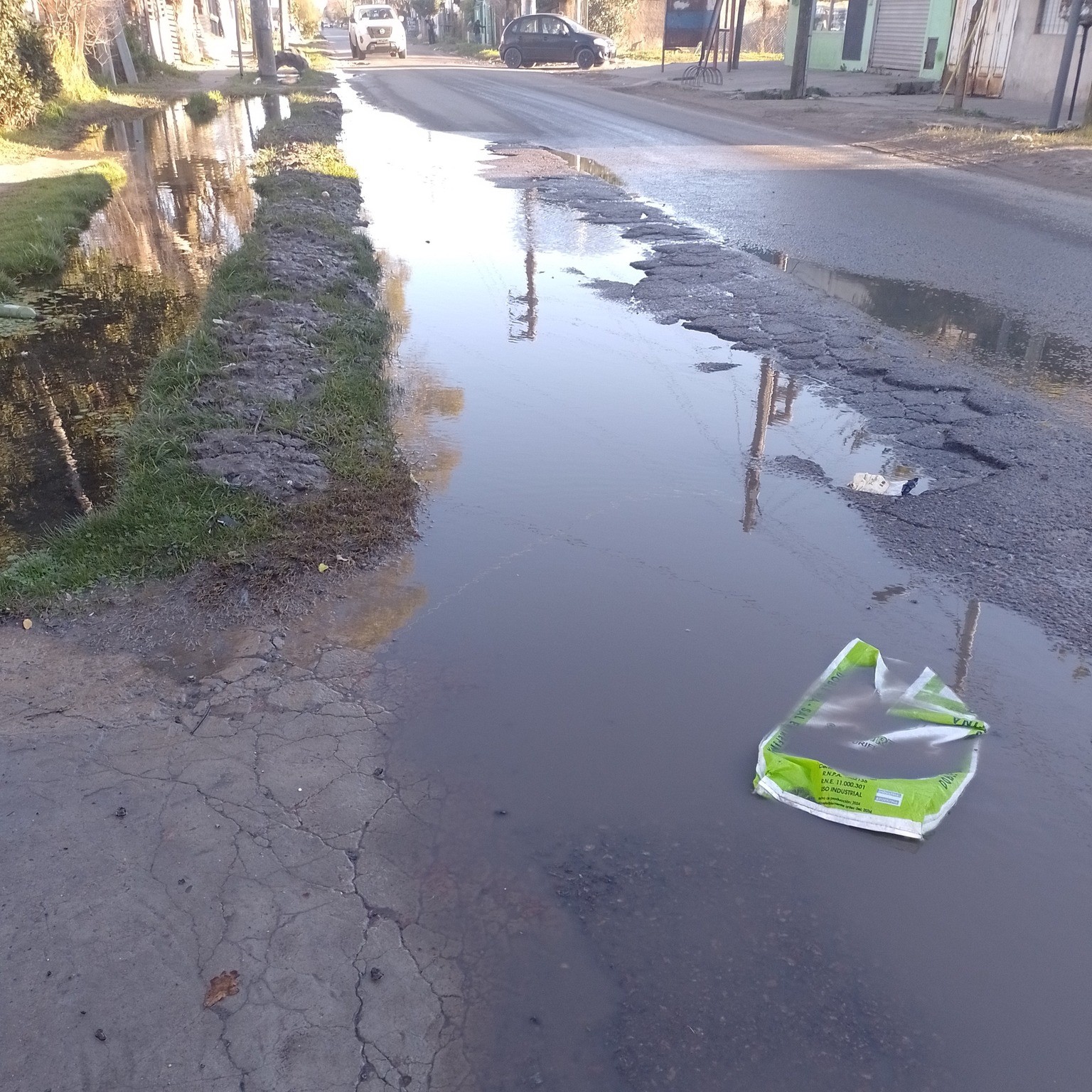 Avenida 122: Zanjas tapadas provocan que el agua vuelque en la calle o en las viviendas