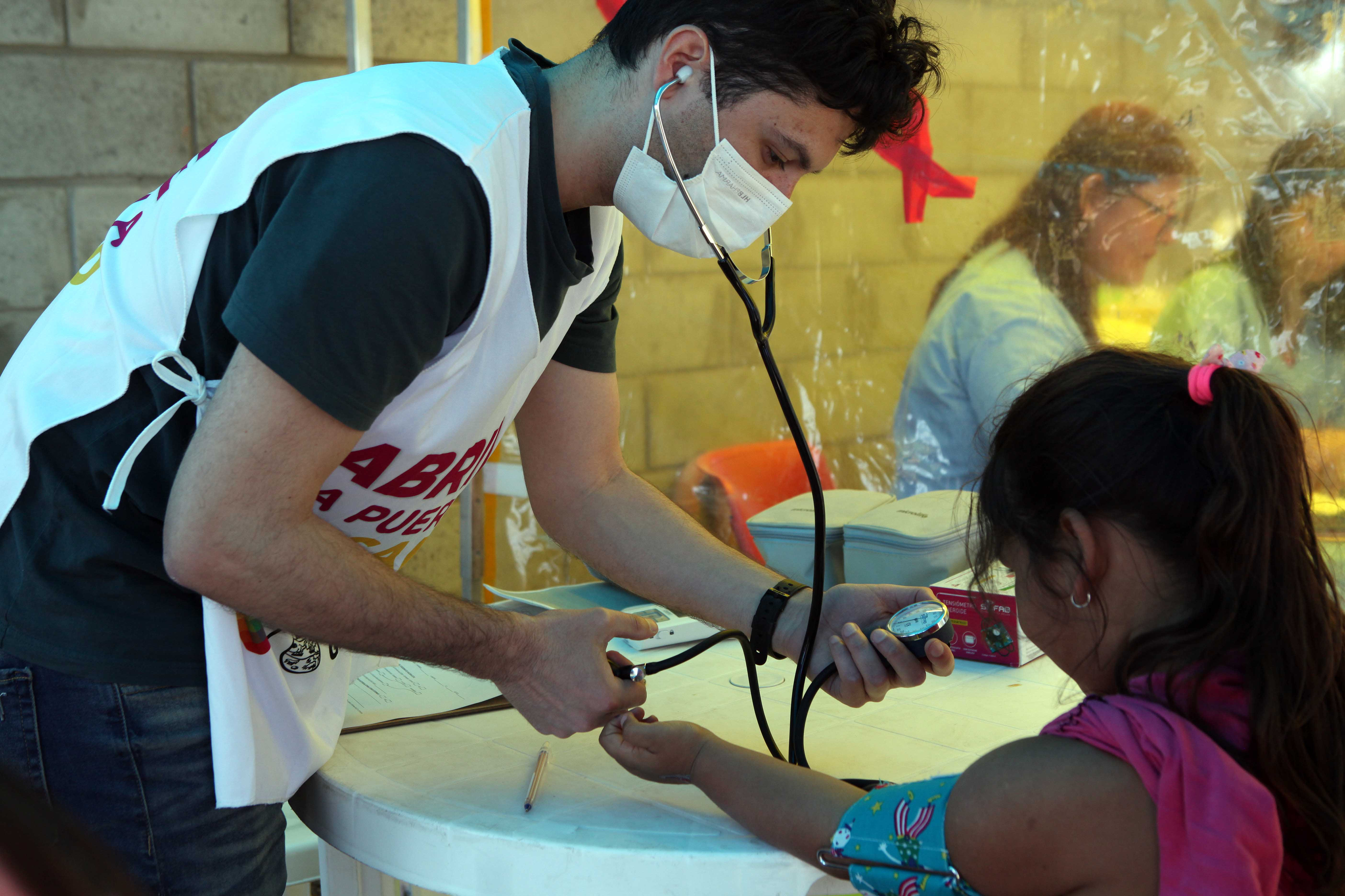 Impulsan nuevas jornadas sanitarias con vacunación y controles preventivos en barrios platenses