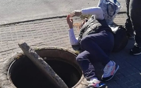 Cayó al pisar una tapa de alcantarilla floja en La Plata y terminó golpeada
