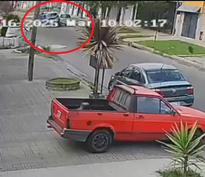 Busca por todos lados a la persona que la chocó y se fue del lugar