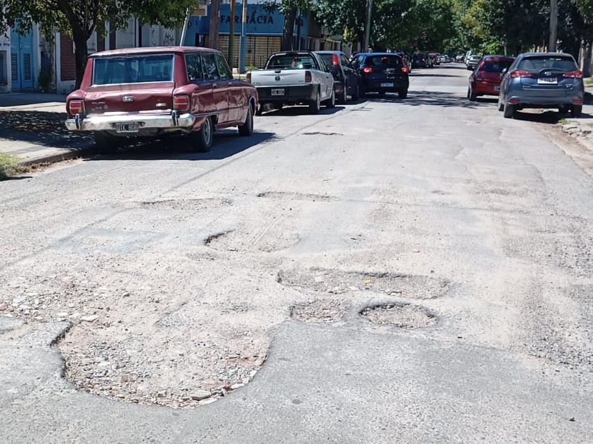 Barrio Parque San Martín: Enorme pozo en plena calle