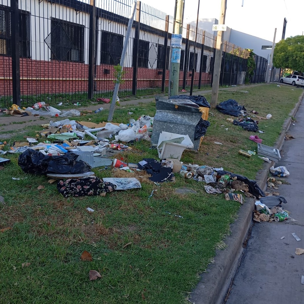 Preocupan los microbasurales en la puerta de escuelas generados por vecinos
