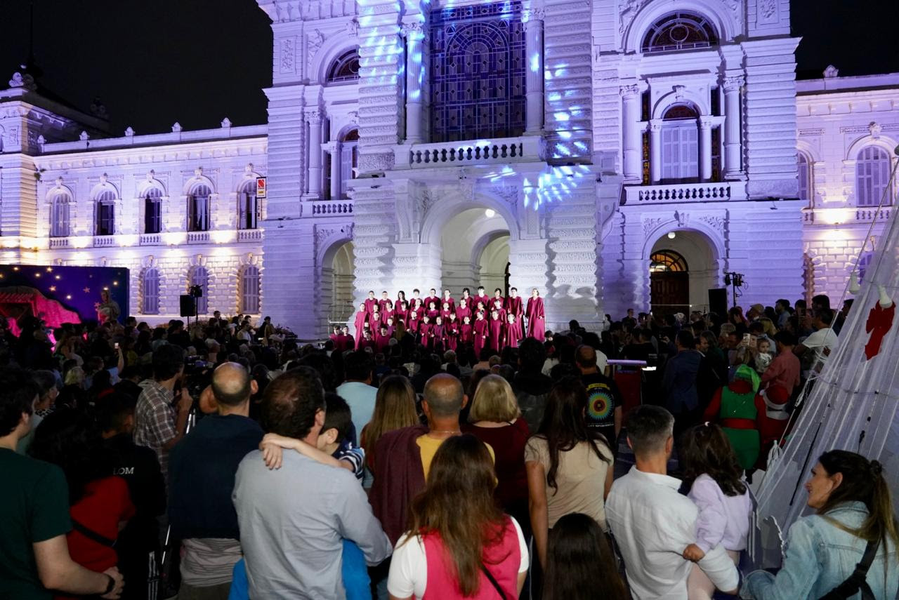 Encendieron el árbol navideño de la Municipalidad durante un hermoso acto
