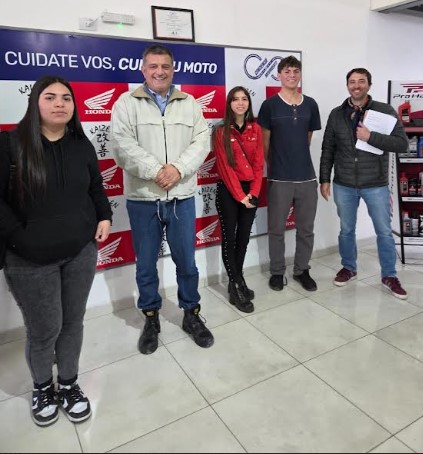 Alumnos de un secundario platense hicieron una pasantía en un local de venta de motos
