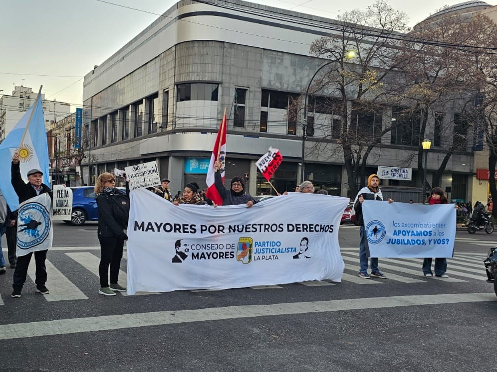 La movilización de los adultos mayores del miércoles en La Plata incluyó el apoyo a Cristina Fernández