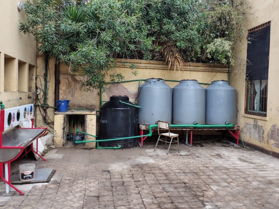 Conflicto en una escuela por los cortes en el servicio de agua que deja a la institución sin clases