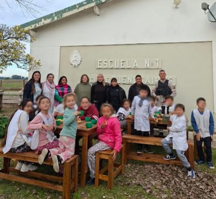 La Región: El SPB donó mesas, bancos y un arenero para una escuela rural de Punta Indio