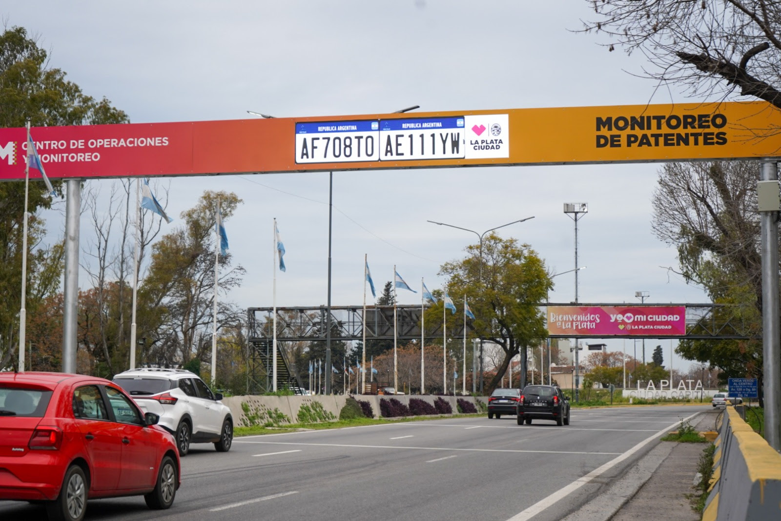 Lectores de patentes en la bajada de la Autopista