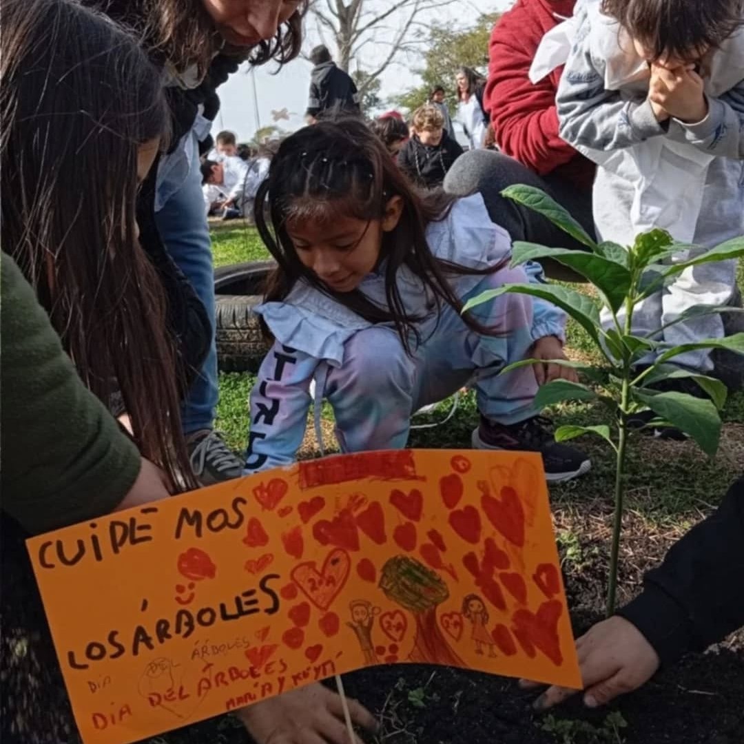 Fiesta del árbol en el parque del ex Ferrocarril Provincial