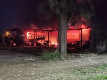 Incendio y alarma en Parque Sicardi con el incendio de un comercio