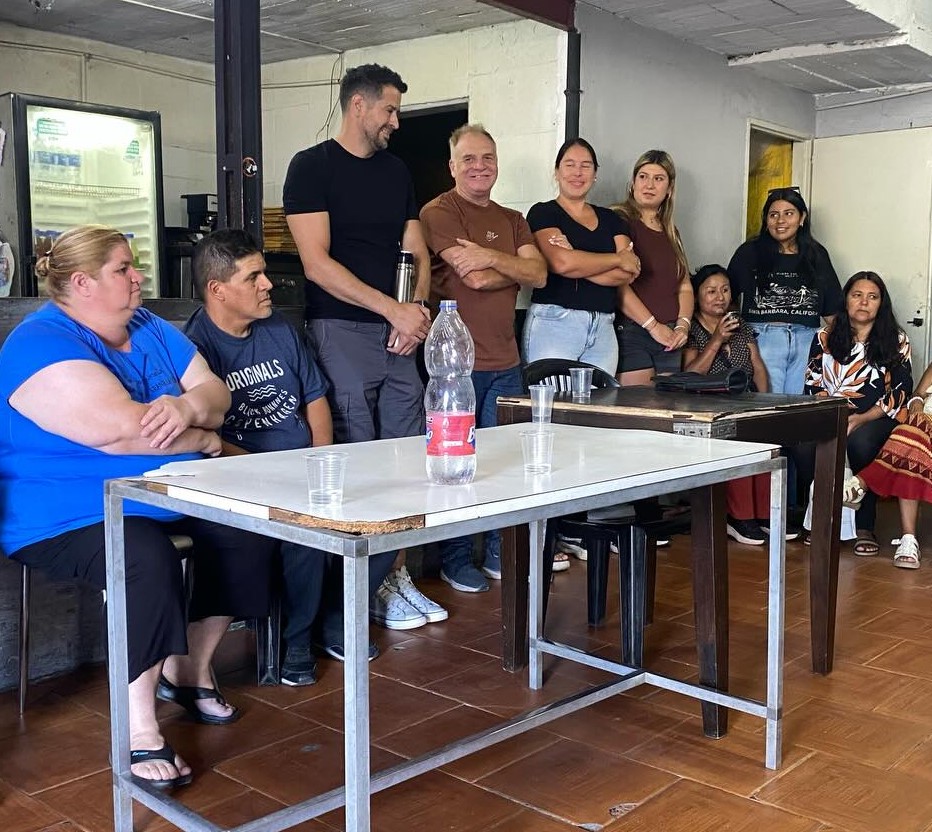 Funcionarios se reunieron con algunos vecinos para analizar la situación de Villa Elvira