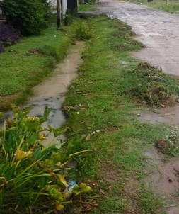 Cruces de calles rotos y zanjas tapadas: Un problema que causa desbordes de agua