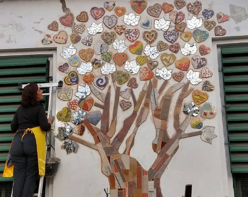 Mosaiquistas de Villa Elvira realizan murales en instituciones públicas