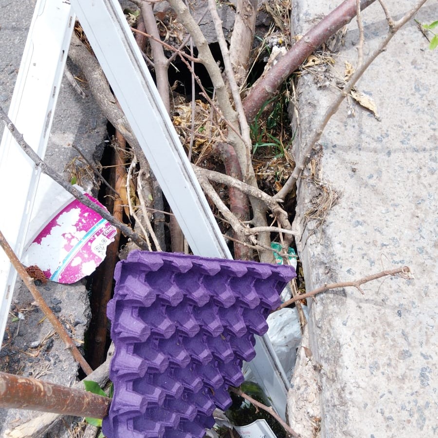 Vecinos de Barrio Jardín piden soluciones por la rotura del piso en el trayecto de la obra hidráulica