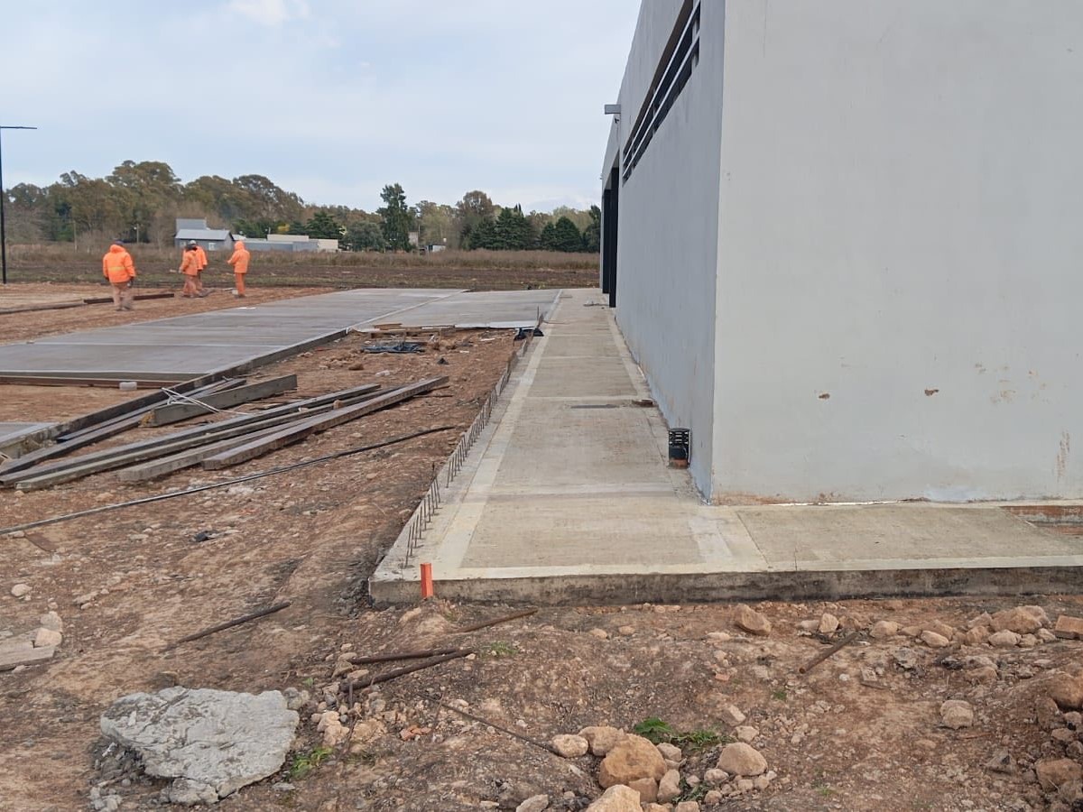 Siguen las obras en el polideportivo de Tricolores