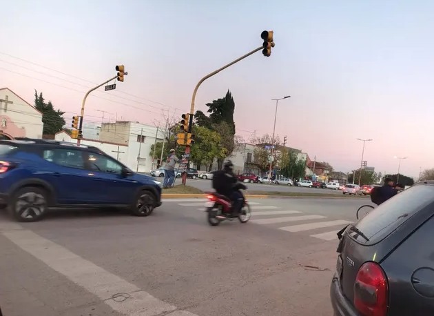 Mañana caótica en 122 y 81 por la salida de servicio de los semáforos