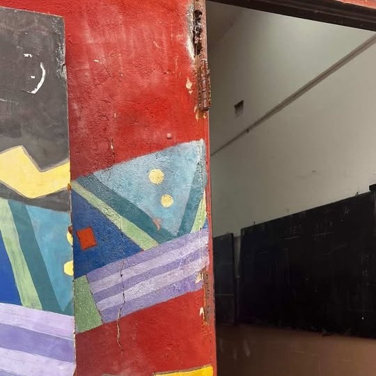 Alumnos de una secundaria platense van a cursar sin puertas y ventanas rotas: "Nos cagamos de frío"