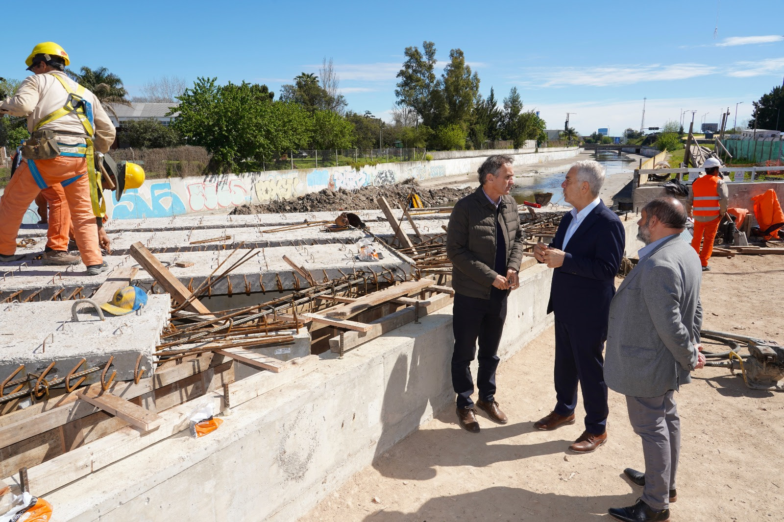Alak y Katopodis supervisaron el avance del puente del Arroyo El Gato: permitirá duplicar la capacidad de drenaje