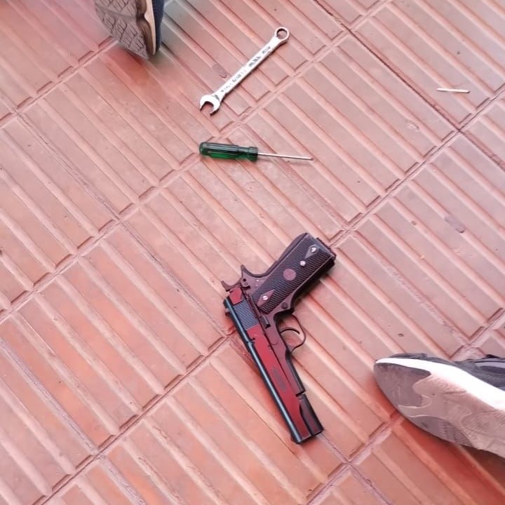 Los atrapan armados con una pistola del tipo réplica de utilería