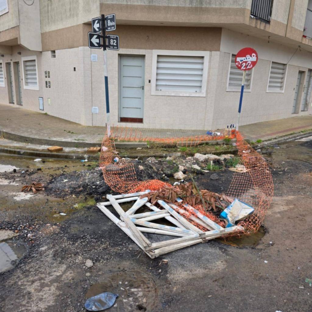 En la esquina de 8 bis y 82 se acumula basura, agua y no pueden pasar los autos