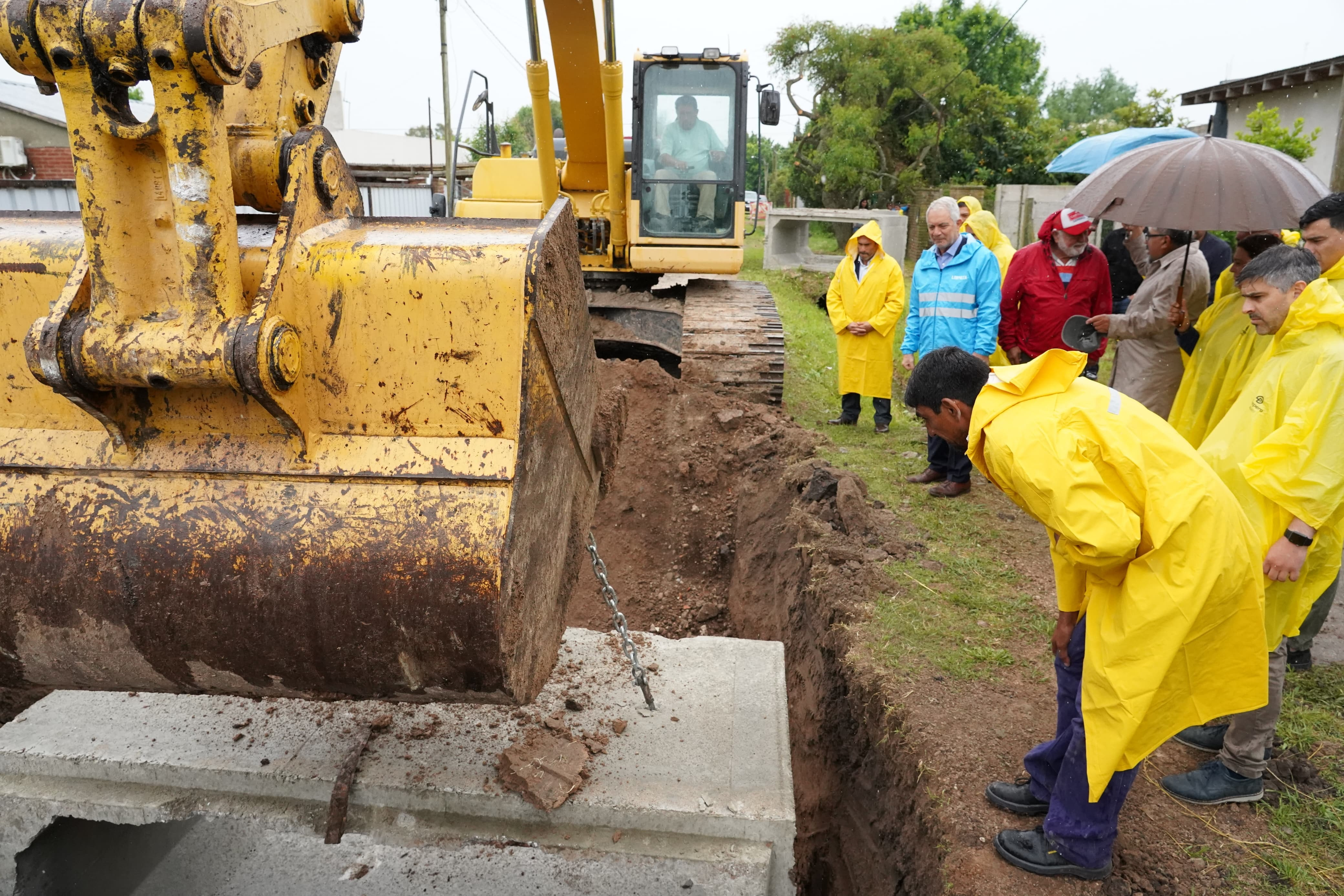 Alak supervisó el avance del conducto aliviador de Parque Sicardi
