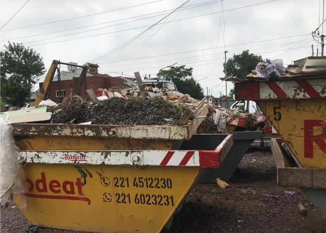 A pesar de las denuncias empresa mantiene volquetes en la vía pública: La oposición le pide respuestas al Intendente