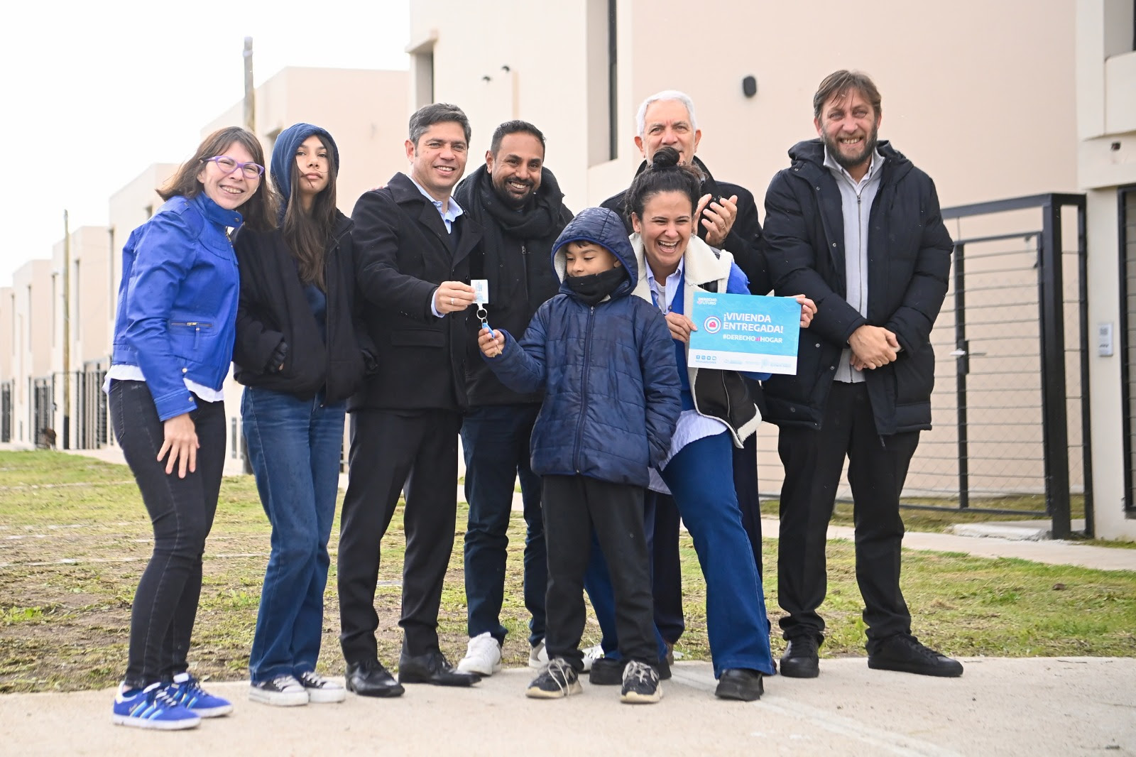Kicillof y Alak entregaron viviendas a familias en 1 y 83