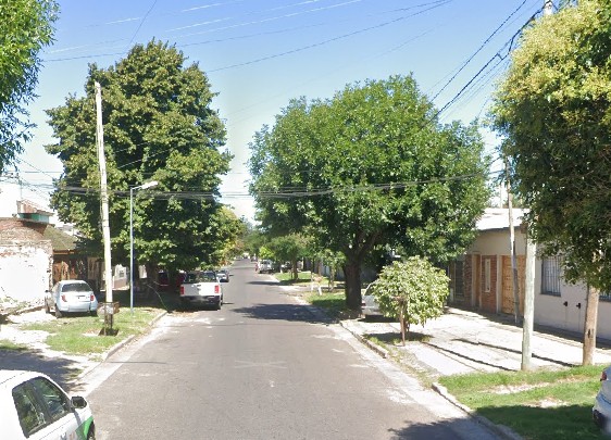 Reclamos por la quema de dos luminarias que dejaron una cuadra a oscuras