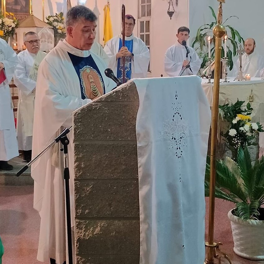 El padre Julio Espinosa ya tomó posesión de la Parroquia de Loreto en Berisso