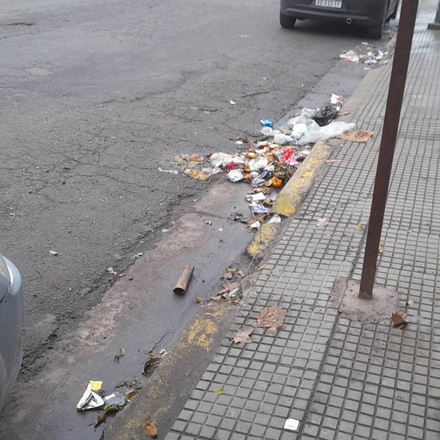 Bolsas abiertas por personas que buscan comida terminan rotas en la calle