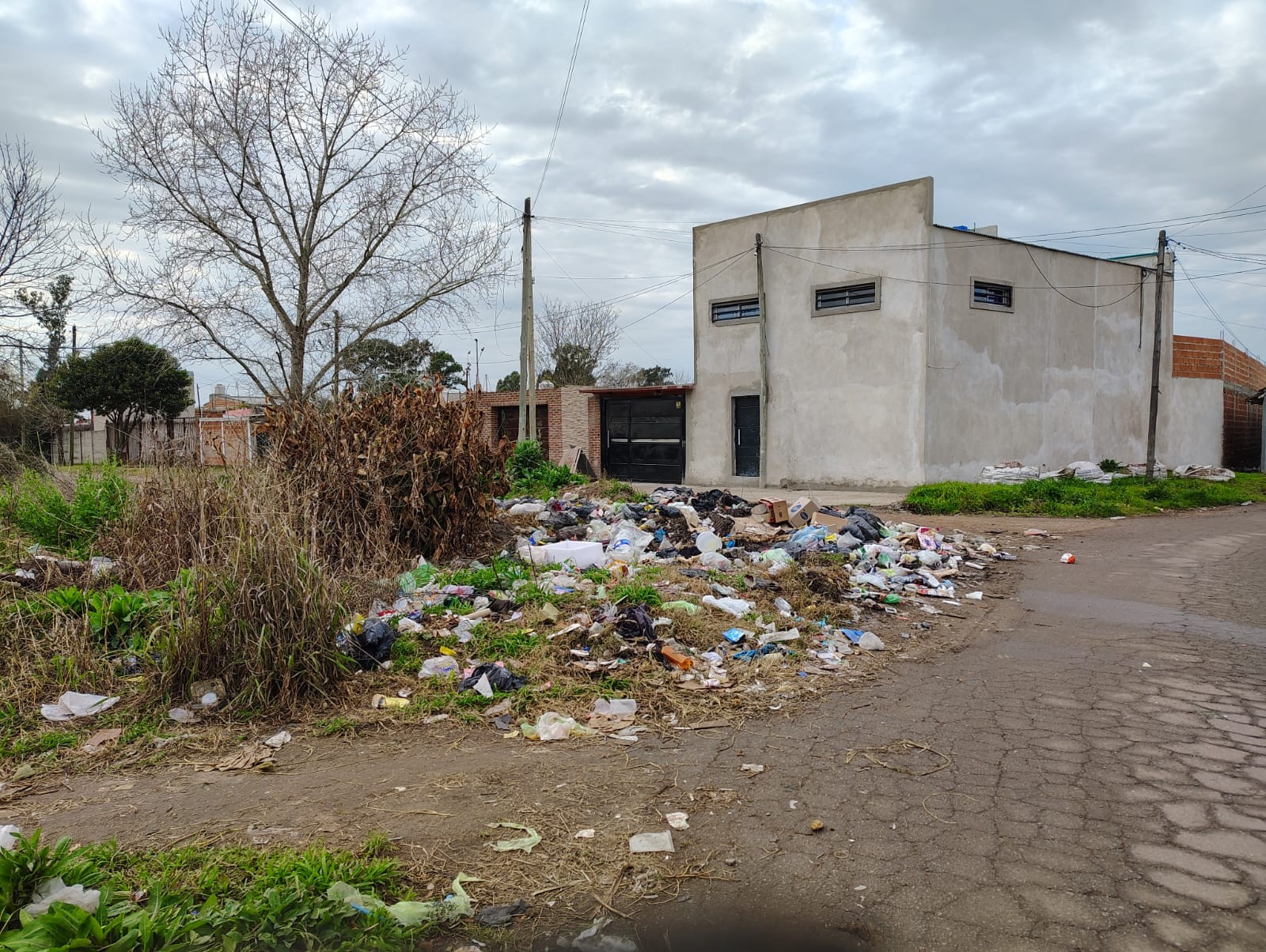 Un enorme basural preocupa a los vecinos de Aeropuerto