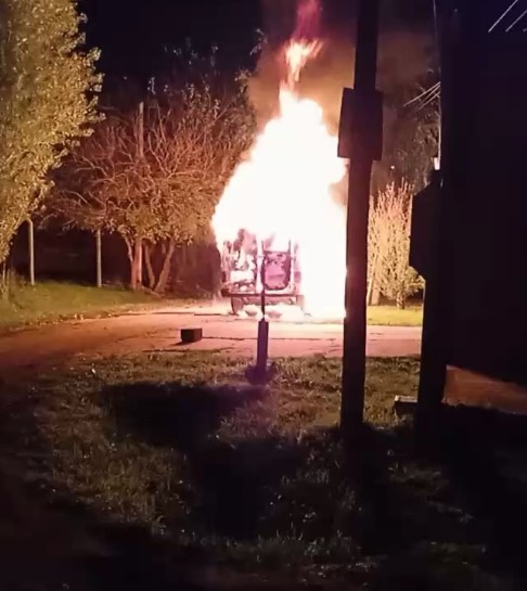Quemaron en Puente de Fierro una camioneta robada