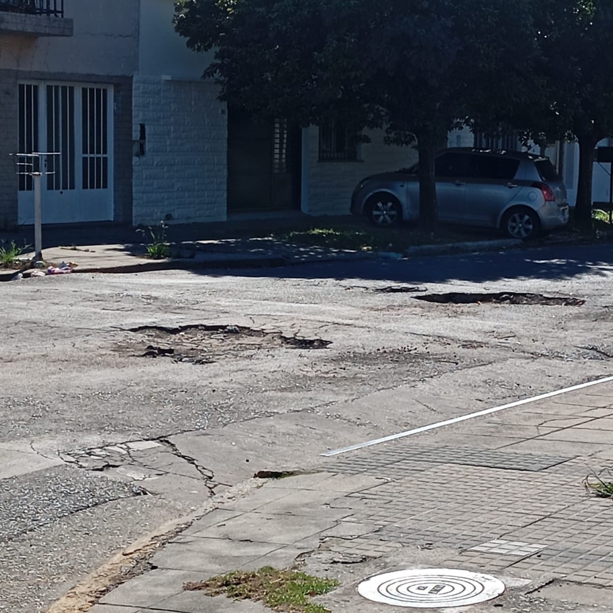 Dos enormes pozos que se ven de lejos, de cerca y desde arriba del auto