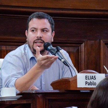 Sale Alak y asume el concejal Pablo Elías como intendente platense