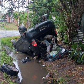 Volcaron en 22 y 80: Quisieron escapar en colectivo aunque fueron detenidos