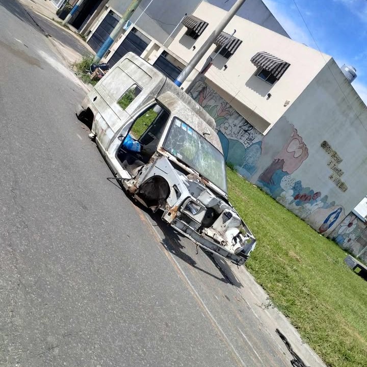 Denuncian la presencia de un chasis de camioneta: Frentistas piden su retiro