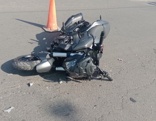 Accidente entre un auto y una moto en 1 y 75