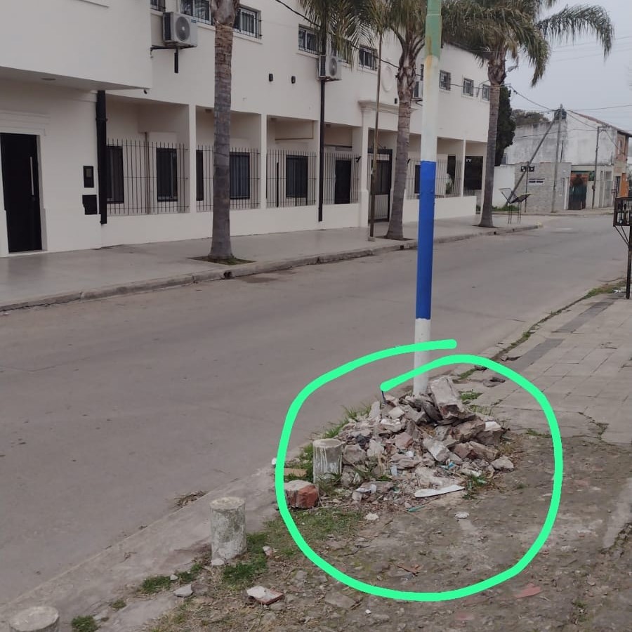 Quejas por el mal estacionamiento y jeringas tiradas frente a Cristo Rey