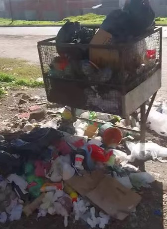 Basura acumulada en los cestos de Barrio Aeropuerto generan el enojo de los vecinos