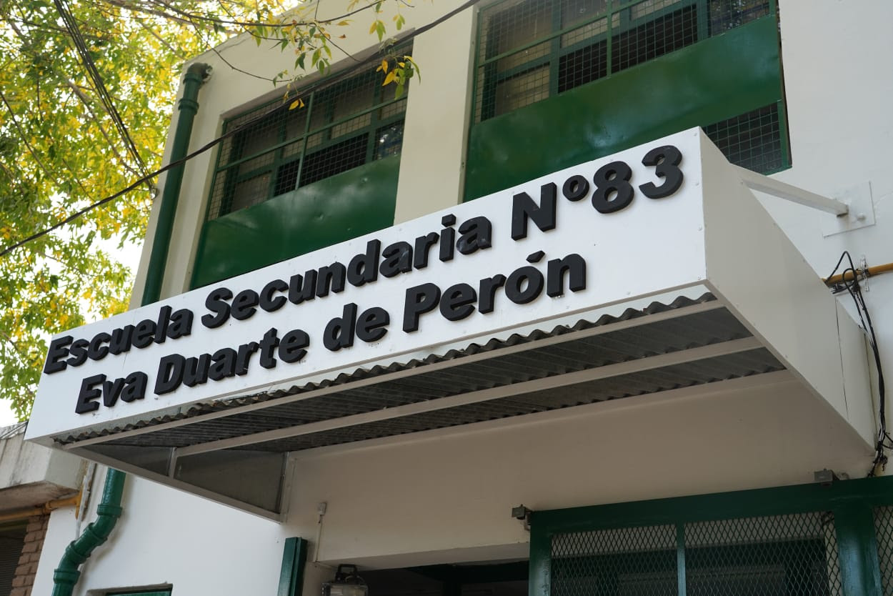 Alak recorrió las obras de la Escuela Nº83 e inauguró una pavimentación clave para su acceso
