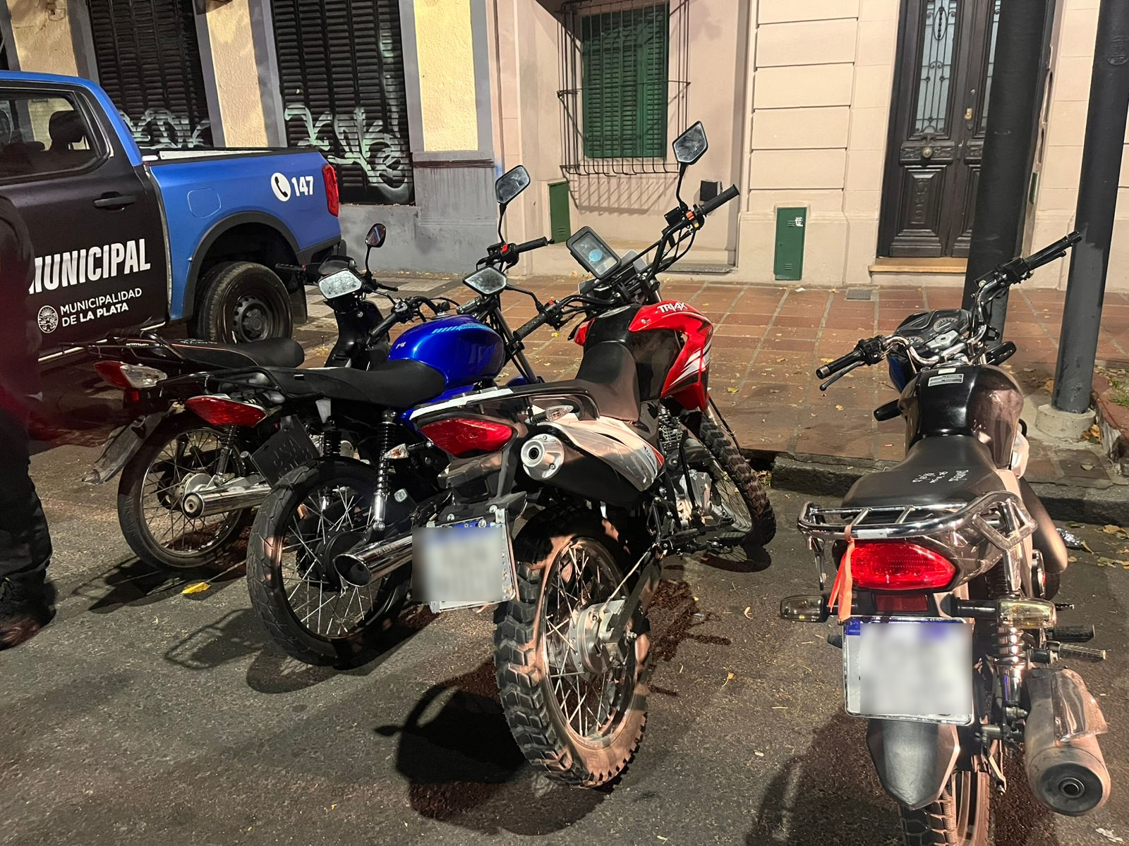 Operativos de control vehicular en 7 y 80 como parte de un amplio operativo que secuestró 100 motos