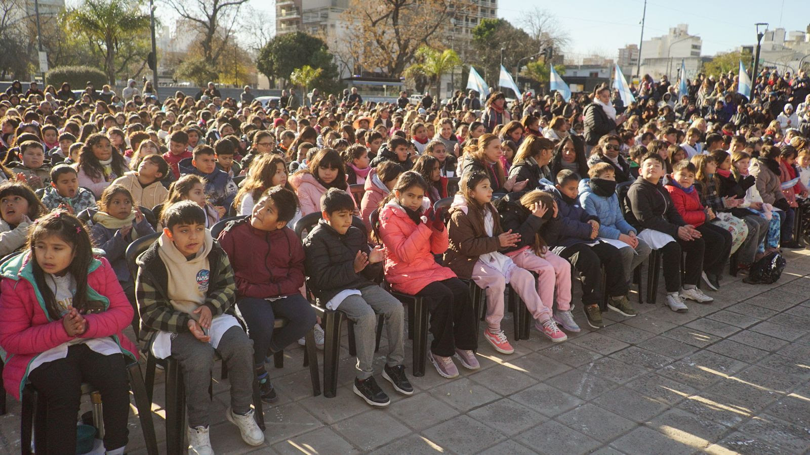 En un masivo acto: Miles de niños juraron a la Bandera en Plaza Belgrano